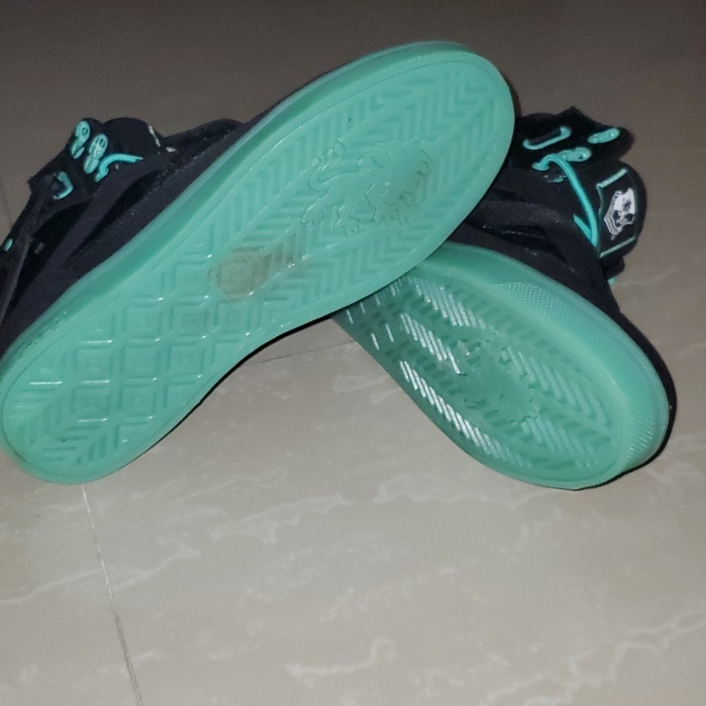 Sneakers - Picture 3 of 5